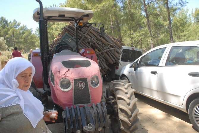 Odun Yüklü Traktör Otomobilin Üzerine Yattı
