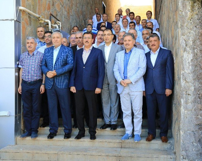 Bakan Tüfenkci, Malatya’da belediye başkanları ile bir araya geldi