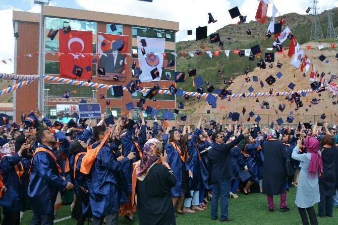 Gumushane Universitesi Nde Mezuniyet Coskusu