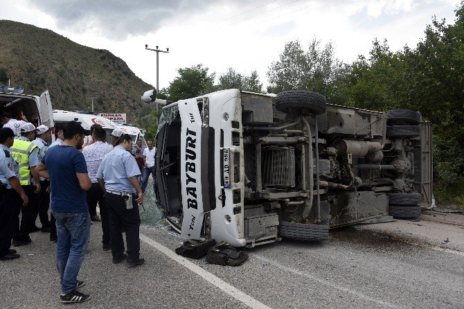 Gümüşhane’de Trafik Kazası: 19 Yaralı