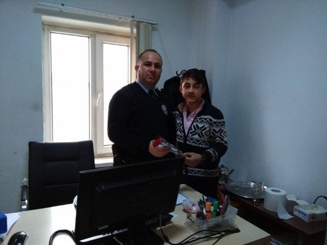 Liseli öğrencilerden örnek davranış