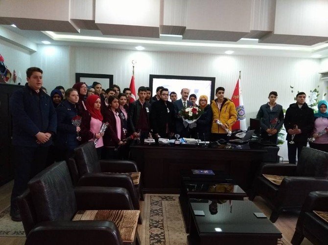 Liseli öğrencilerden örnek davranış