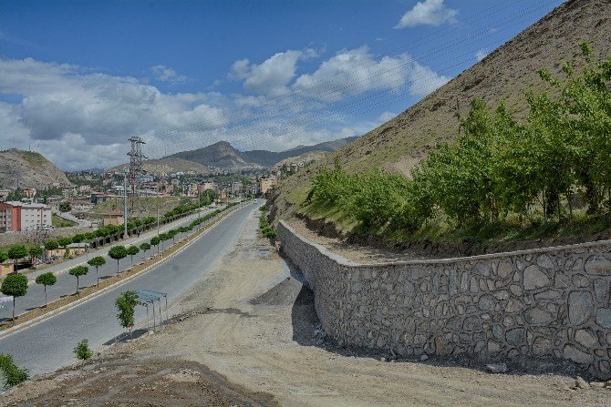 Hakkari Belediyesi Dört Koldan Çalışıyor
