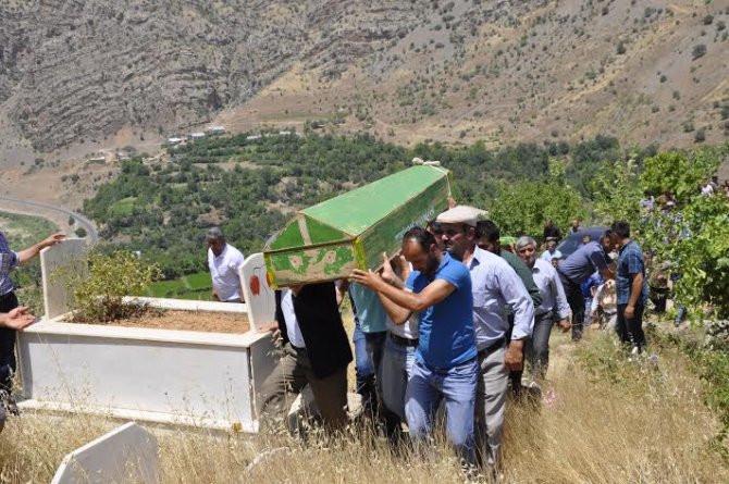 Hakkari Çukurca'daki patlamada ölen 2 çocuk toprağa verildi