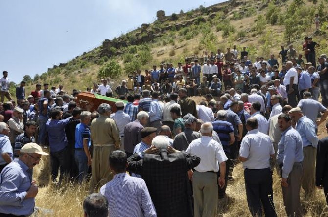Hakkari Çukurca'daki patlamada ölen 2 çocuk toprağa verildi