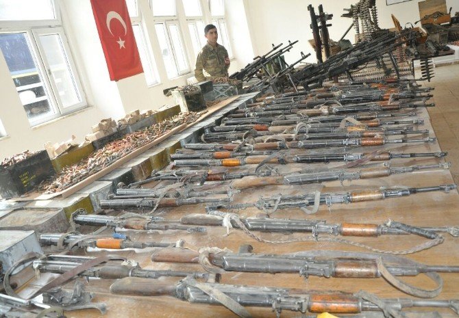 PKK operasyonunda ele geçirilen silahlar sergilendi