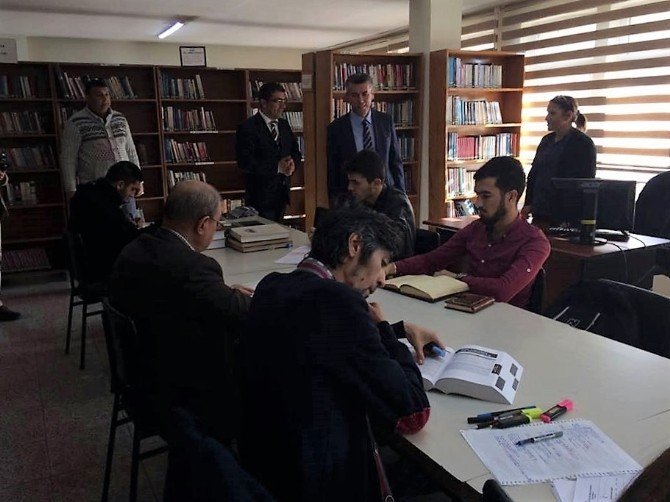 Kaymakam Ali Sırmalı İlçe Halk Kütüphanesini ziyaret etti