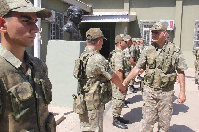 Sınır karakolunda bayramlaşma