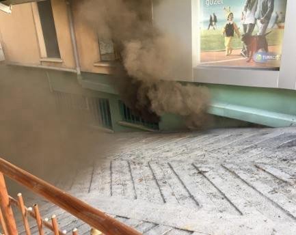 Kazan dairesinde çıkan yangında 4 kişi dumandan etkilendi