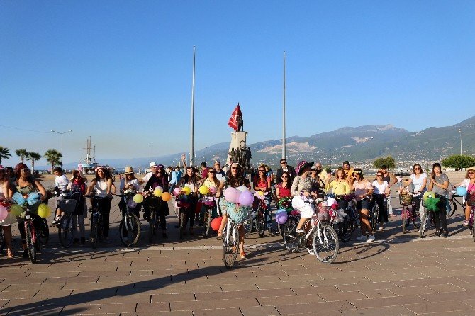 ’Süslü Kadınlar’ İskenderun’da bisiklet turu düzenlediler