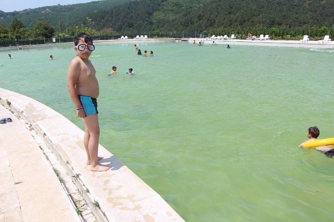 Bolu’da sıcaktan bunalan vatandaşlar Akkayalar traverterlerinde serinledi