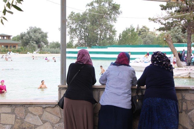 Bolu’da sıcaktan bunalan vatandaşlar Akkayalar traverterlerinde serinledi