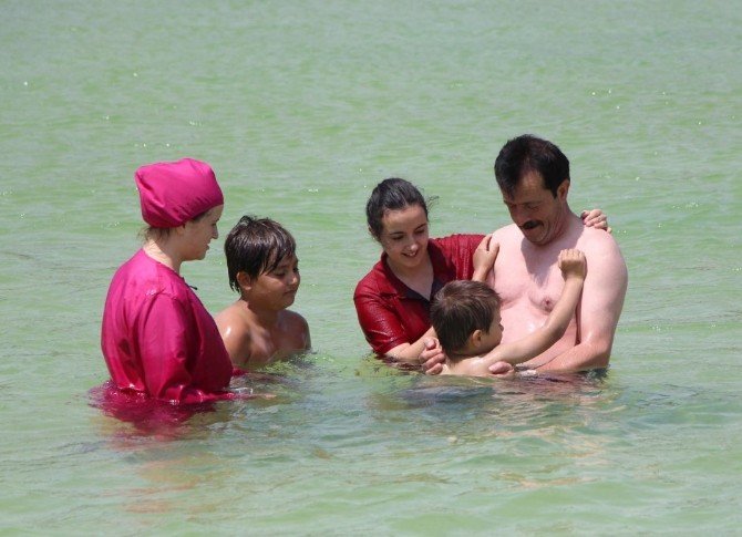 Bolu’da sıcaktan bunalan vatandaşlar Akkayalar traverterlerinde serinledi