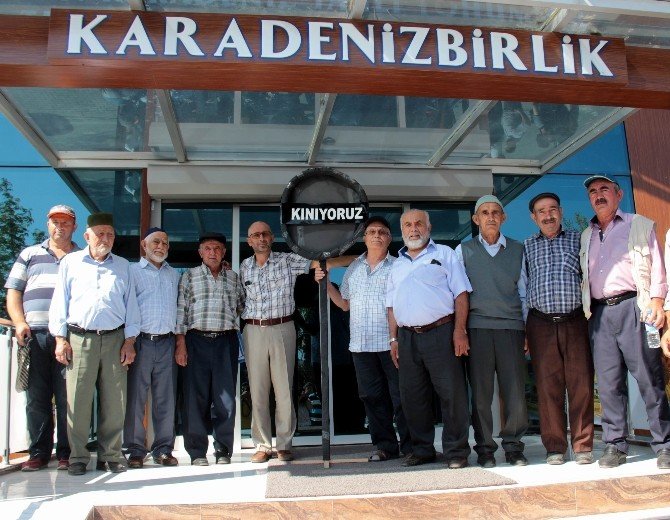 Çiftçilerden siyah çelenkli eylem