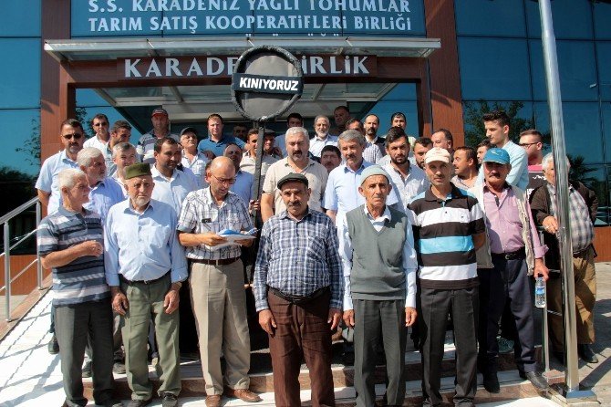 Çiftçilerden siyah çelenkli eylem