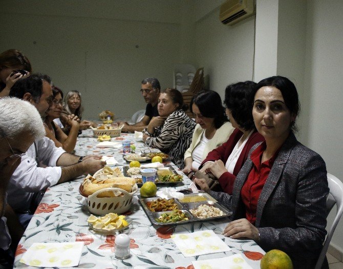 HDP Eş Genel Başkanı Yüksekdağ, Antalya’da lokma dağıtımına katıldı