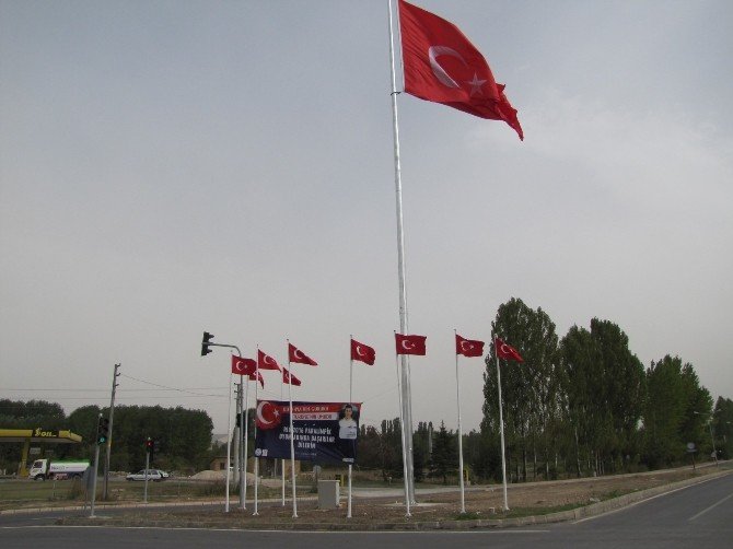 Hisarcık ilçe girişine dev Türk bayrağı
