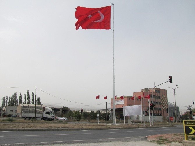 Hisarcık ilçe girişine dev Türk bayrağı