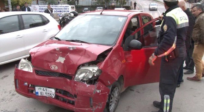 Hızını alamayan otomobil kırmızı ışıkta bekleyen araca çarptı: 3 yaralı