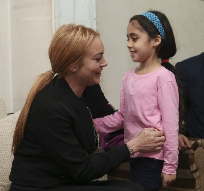 Ünlü Hollywood starı Sultanbeyli’de Suriyeli aileyi ziyaret etti