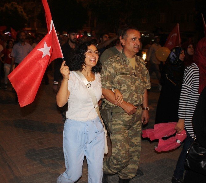 Iğdır’da binlerin dev bayraklı demokrasi yürüyüşü