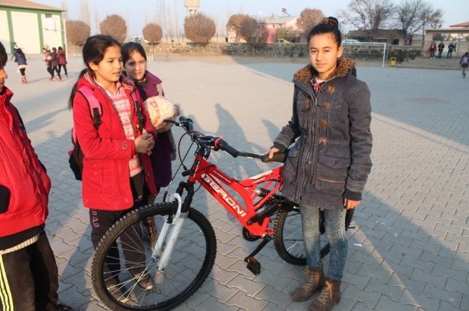 Başarılı öğrencilere bisiklet