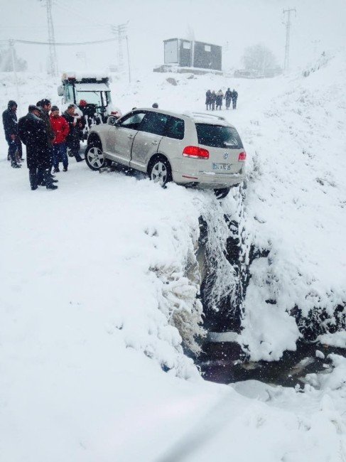 Kar yağışı beraberinde trafik kazalarını getirdi