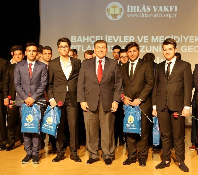 İhlas Vakfı Mezunlarını Uğurladı