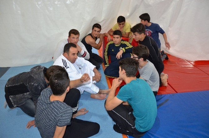 “Bende Spor Yapacağım” projesi gençlerine judo tanıtıldı