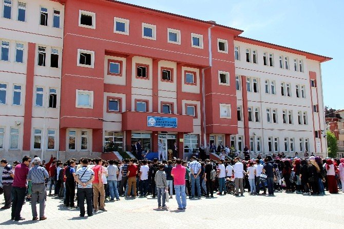 Kütahya Şule Mete Tetik İmam Hatip Ortaokulu İlk Mezunlarını Verdi