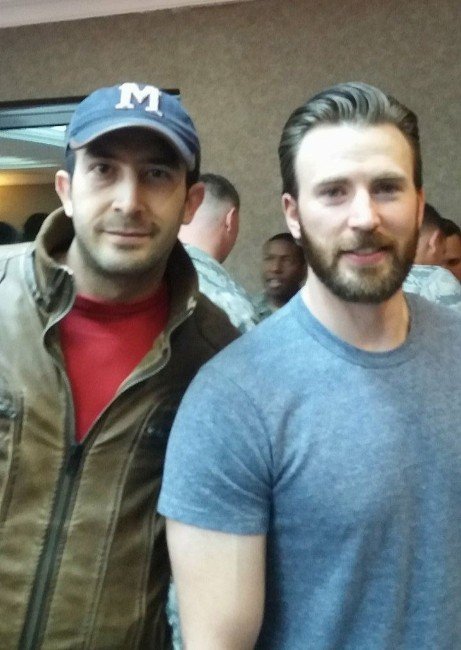 Adanalı genç İncirlik’te Scarlett Johansson’la fotoğraf çektirdi