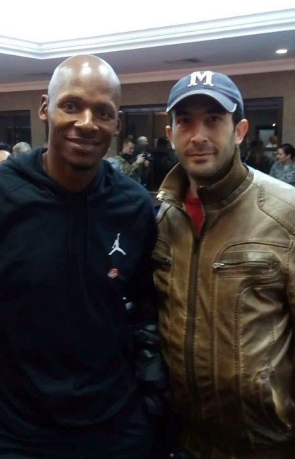 Adanalı genç İncirlik’te Scarlett Johansson’la fotoğraf çektirdi