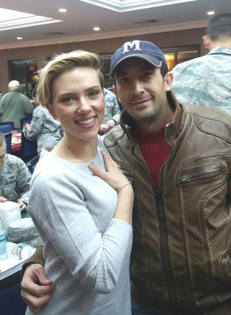 Adanalı genç İncirlik’te Scarlett Johansson’la fotoğraf çektirdi
