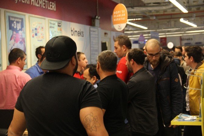 Gece yarısı İphone 7 kuyruğu