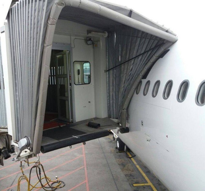 İran uçağı Esenboğa’da körüğe çarptı