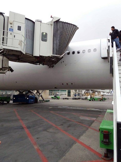 İran uçağı Esenboğa’da körüğe çarptı