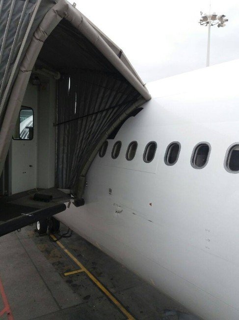 İran uçağı Esenboğa’da körüğe çarptı