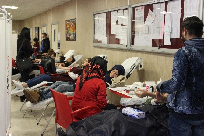 Gelişim Üniversitesi öğrencileri Kızılay için kan topladı
