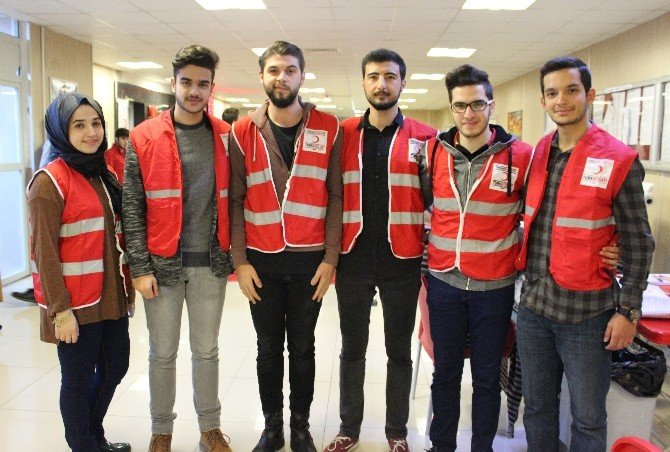 Gelişim Üniversitesi öğrencileri Kızılay için kan topladı