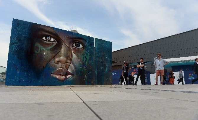 Dünya İnsani Zirvesi’ndeki "Mülteci Çocuk" Grafitisine Yoğun İlgi