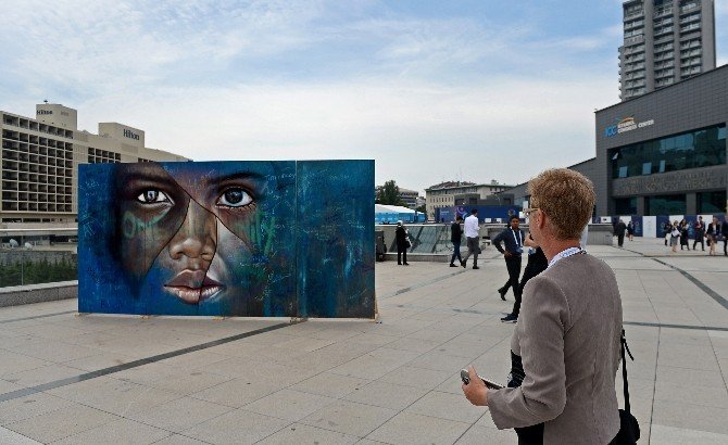 Dünya İnsani Zirvesi’ndeki "Mülteci Çocuk" Grafitisine Yoğun İlgi