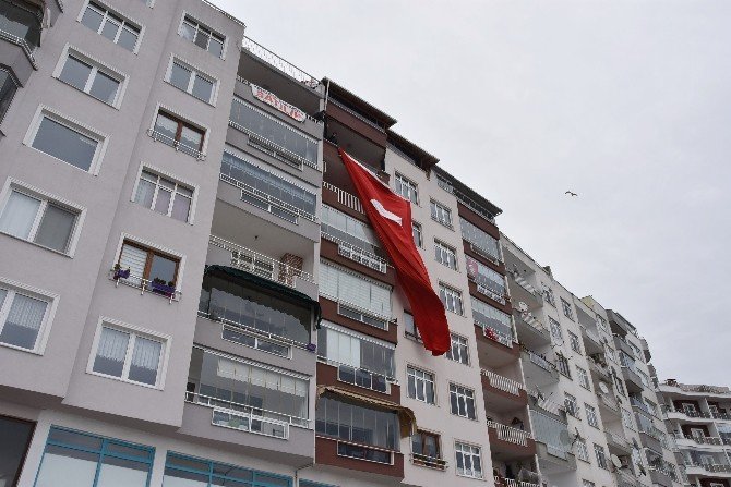 Patlamada ölen Berkay’ın evine dev Türk bayrağı asıldı