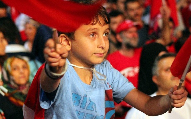 İstanbulluların demokrasi nöbeti sürüyor