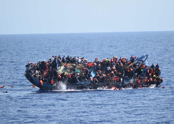İtalya Açıklarında Göçmen Teknesi Battı, 562 Kişi Kurtarıldı