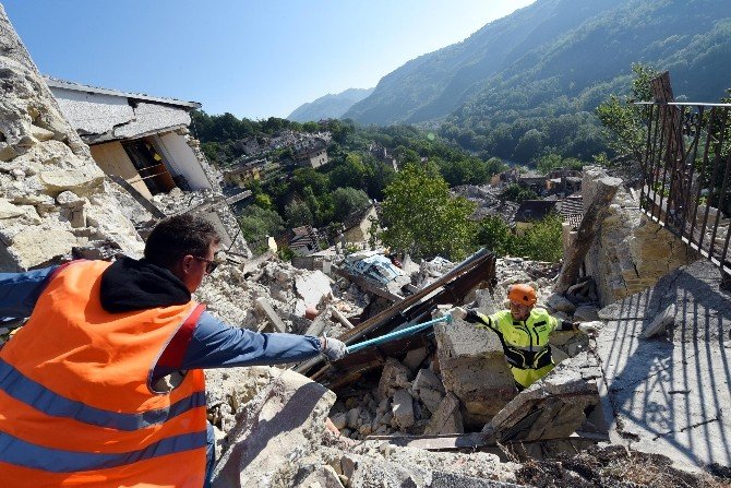 İtalya’da deprem bölgesinde OHAL
