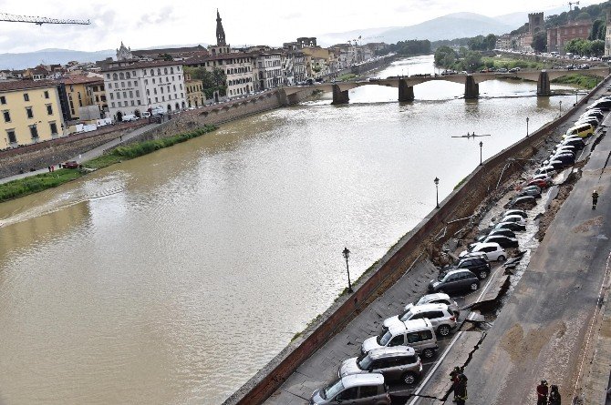 İtalya’da Yol Çöktü, 20 Araç İçine Düştü