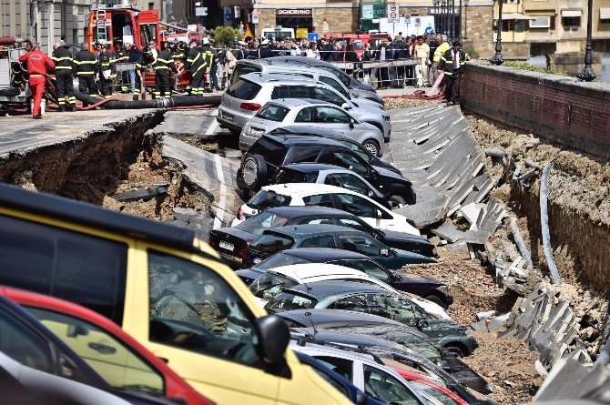 İtalya’da Yol Çöktü, 20 Araç İçine Düştü