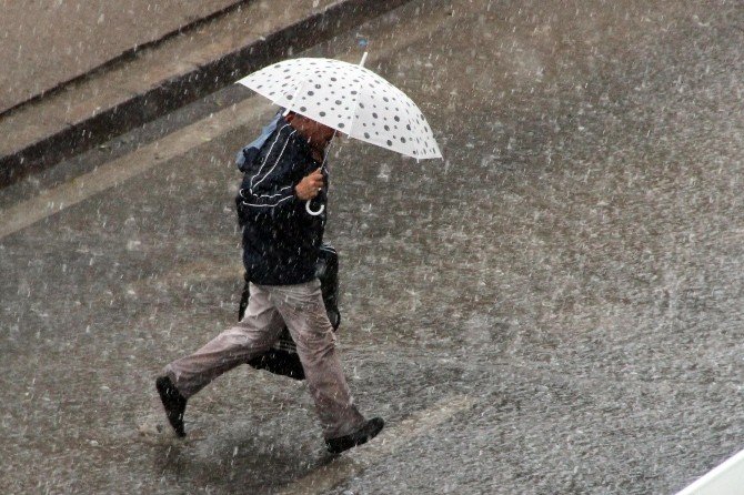 Yaz Yağmuru İzmir’de Hayatı Felç Etti