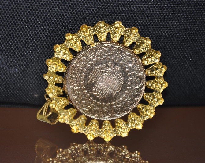 Altın çerçeveli cumhuriyet altını sahte çıktı