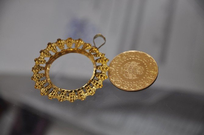 Altın çerçeveli cumhuriyet altını sahte çıktı